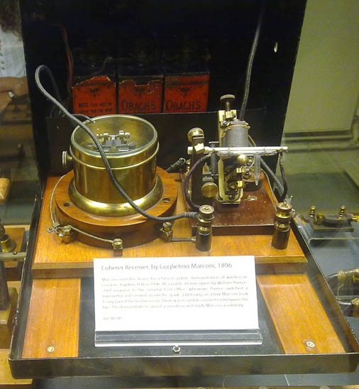 Un des premiers récepteurs cohéreurs de Marconi (1896) dans sa boîte de démonstration au musée de l'Histoire de la science à Londres.