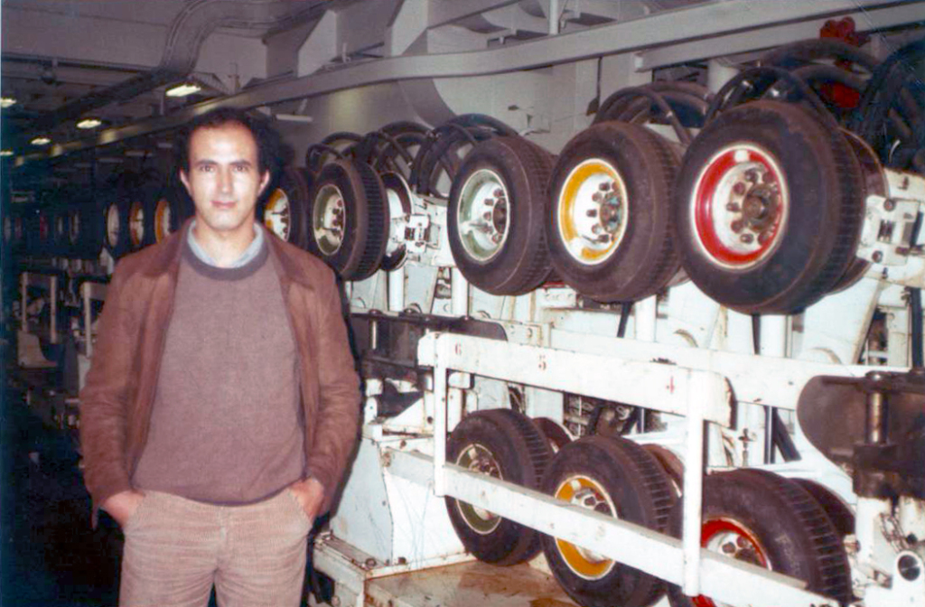Ahmed Khaouja en 1980 à l’intérieur d’un bateau de câbles sous-marins de l’ex ministère des PTT France où on voit les machines propulsives des câbles au fond des mers.